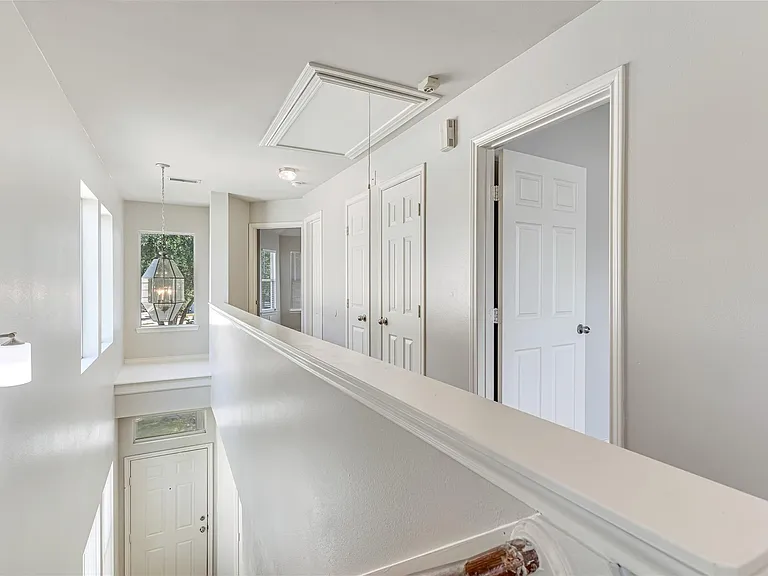 706 Woodport Ln — Photo 11