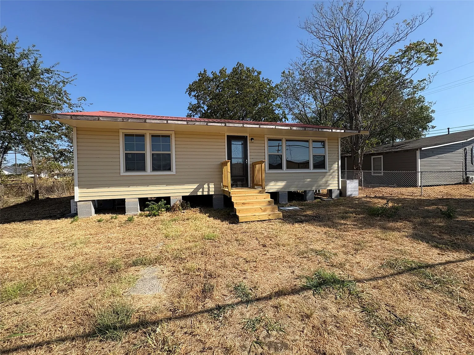 2 bed, 1.0 bath, 852 sqft, $950 — Photo 2