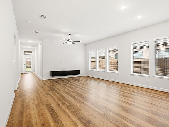 3rd image of 2539 Summer Peach St
