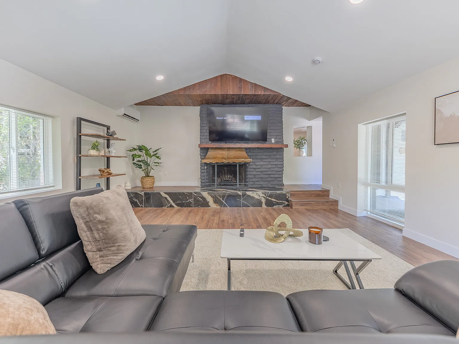 4 bed, 1952 sqft, $12,800 — Photo 2