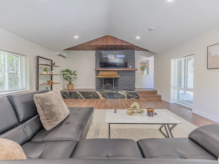 1650 La Loma Rd — Photo 2