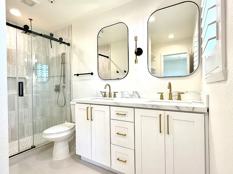 Master bathroom with high-end finishes