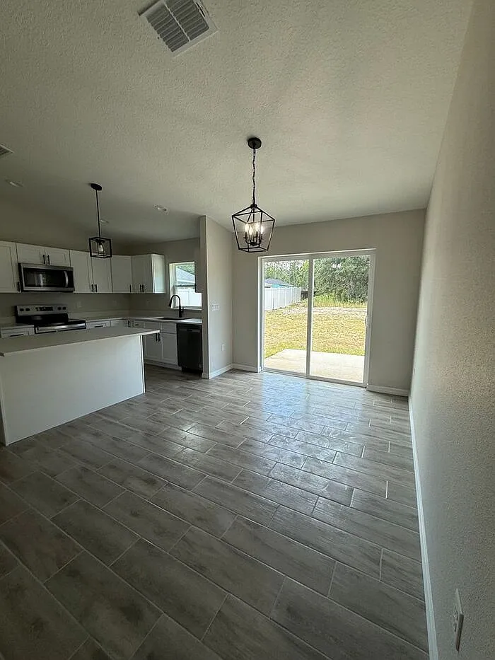 3 bed, 2.0 bath, 1263 sqft, $1,795 — Photo 4