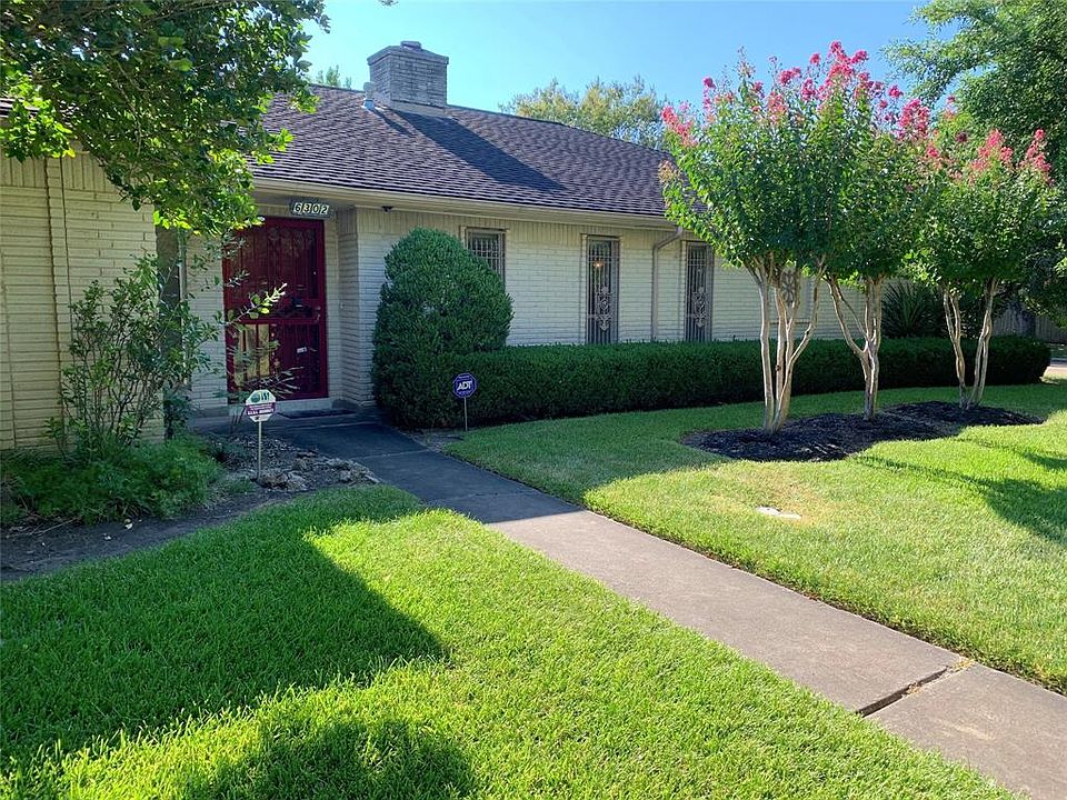 Never flooded! Spacious 1-story brick home with lots of updates in popular Golf Course Community!