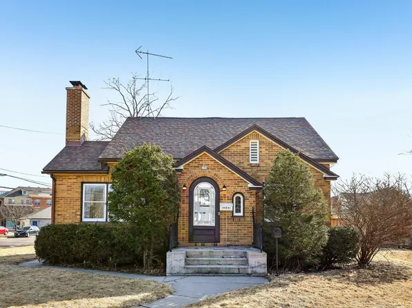 390 1st St, Prairie Du Sac, WI 53578