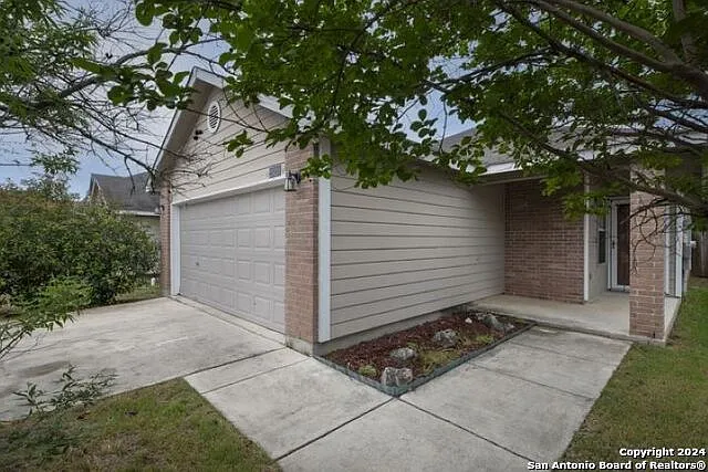 3 bed, 1196 sqft, $1,800 — Photo 2