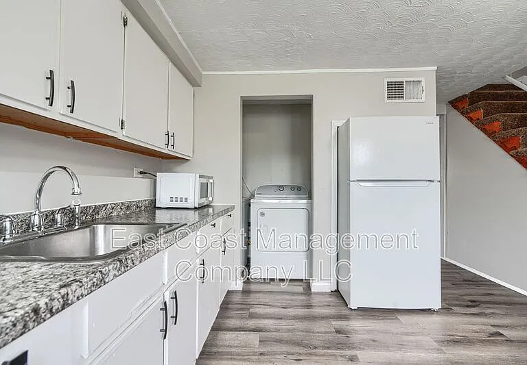 902 Catawba Ct — Photo 1