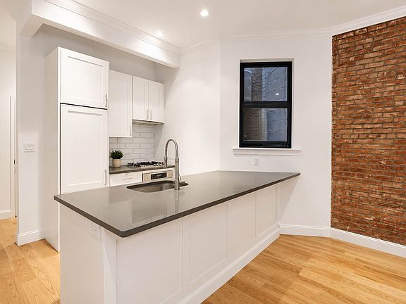 3rd image of 262 Elizabeth St Frnt A