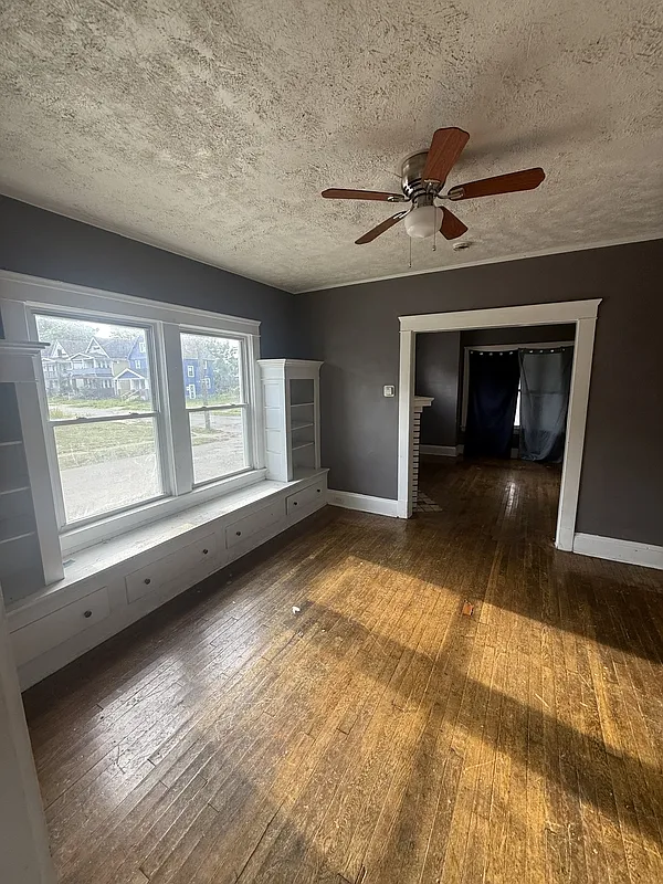2 bed, 1.0 bath, 1030 sqft, $800 — Photo 1