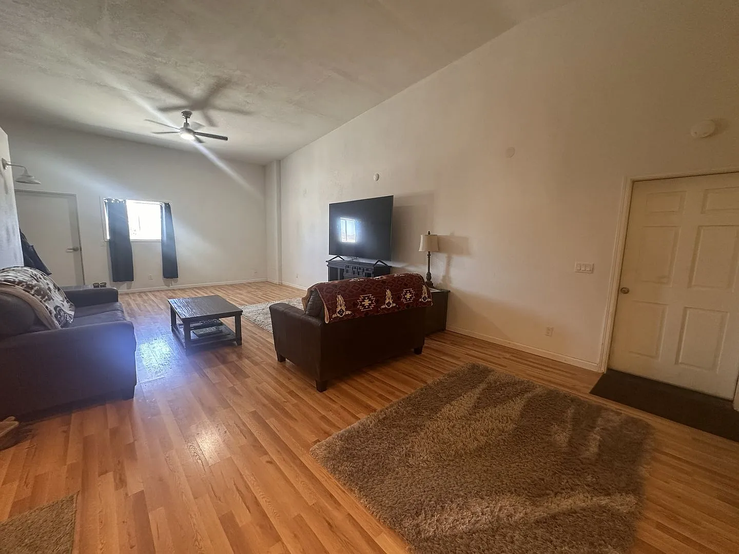 2 bedroom, 1 bathroom home — Photo 4