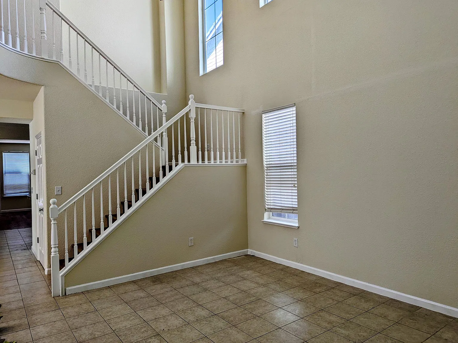 Paradise Ln, Brentwood — Photo 2