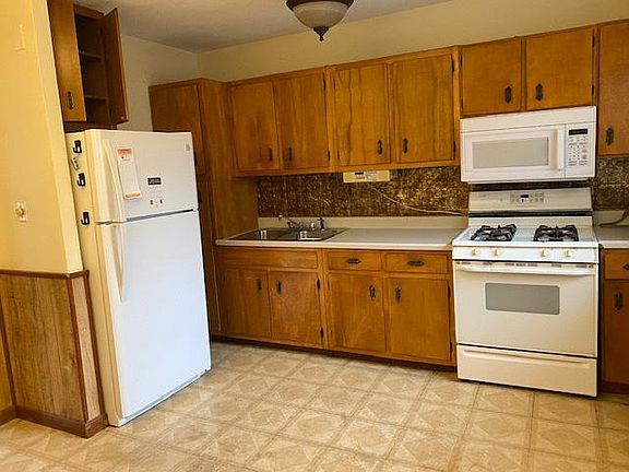 3rd image of 247-59 77th Cres Floor 1
