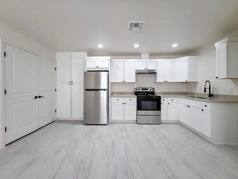 347 E George St — Photo 4