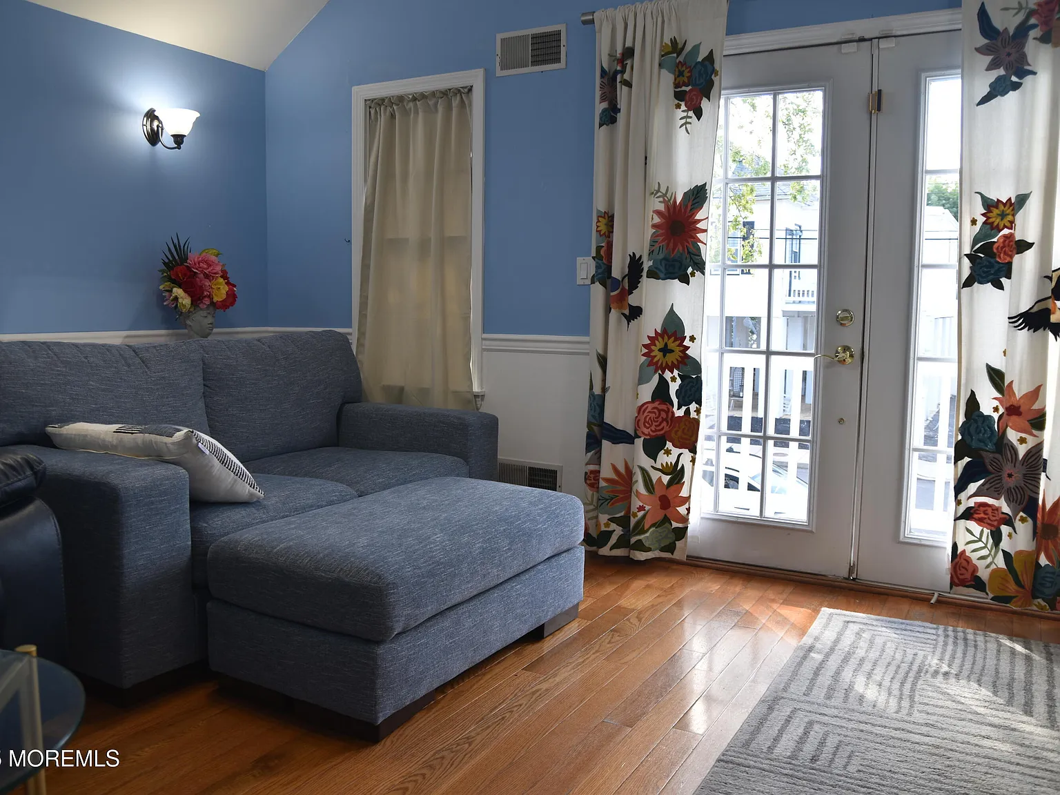 2 bed, 720 sqft, $2,700 — Photo 2