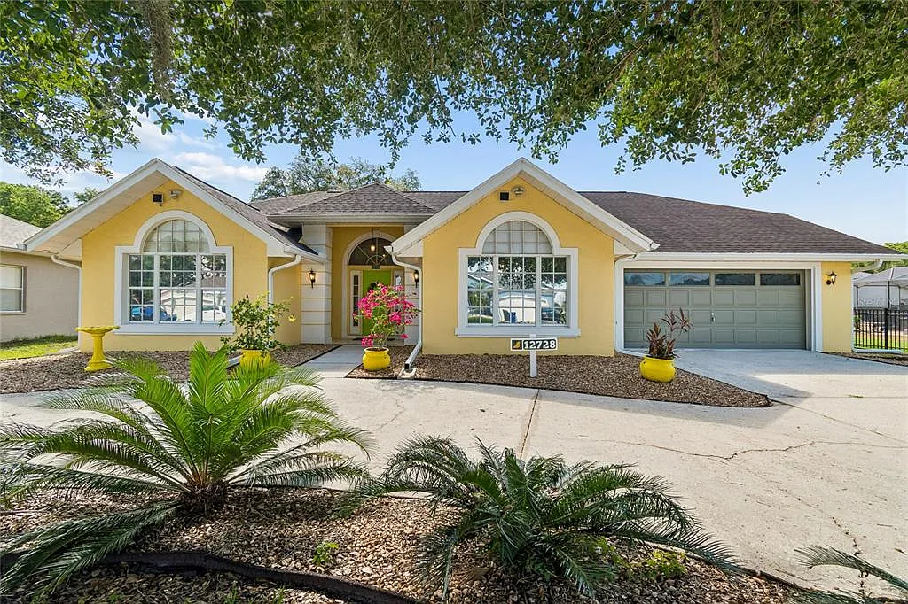 3 bed, 2.0 bath, 2318 sqft, $2,300 — Photo 3
