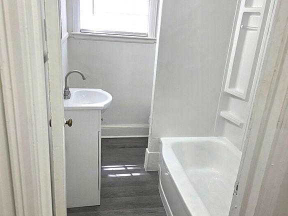 4th image of 20 Franklin St #1
