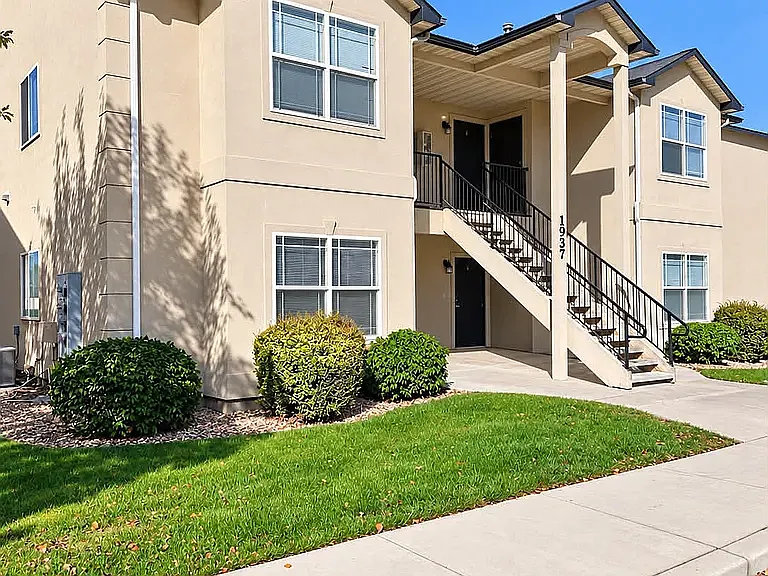 2 bed, 900 sqft, $1,599 — Photo 1