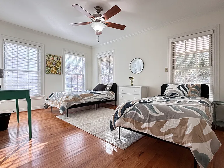 Bedroom2 with two twin beds
