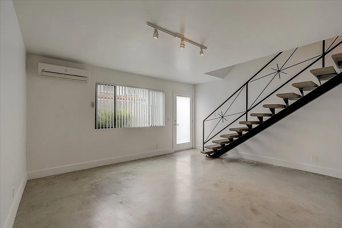3 bed, 1000 sqft, $3,100 — Photo 3