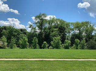 75 Landon Cir, Wheaton, IL 60189