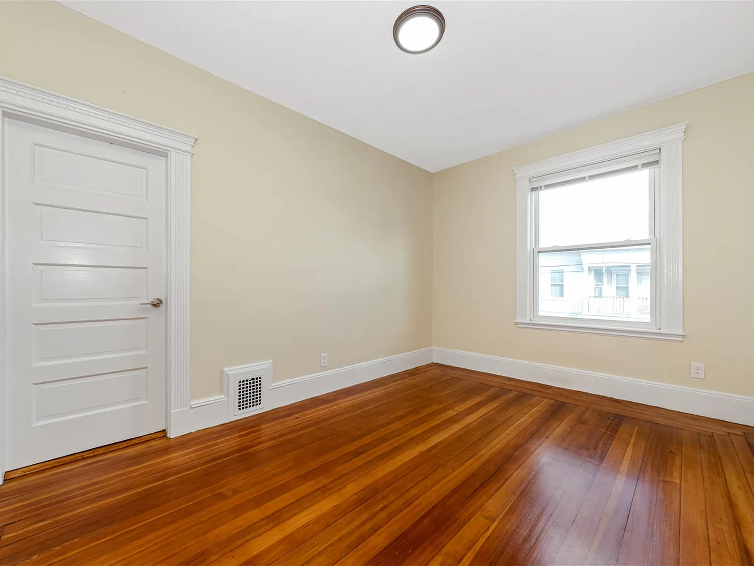 3 bed, 920 sqft, $2,995 — Photo 4