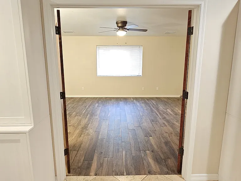 236 W Waltann Ln — Photo 18