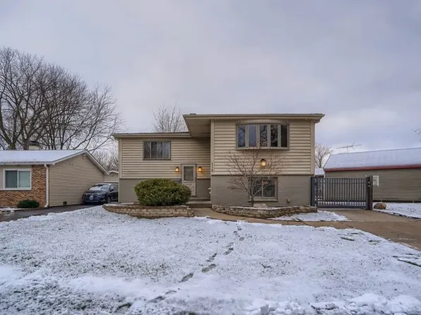 112 Hickory St, Mundelein, IL 60060