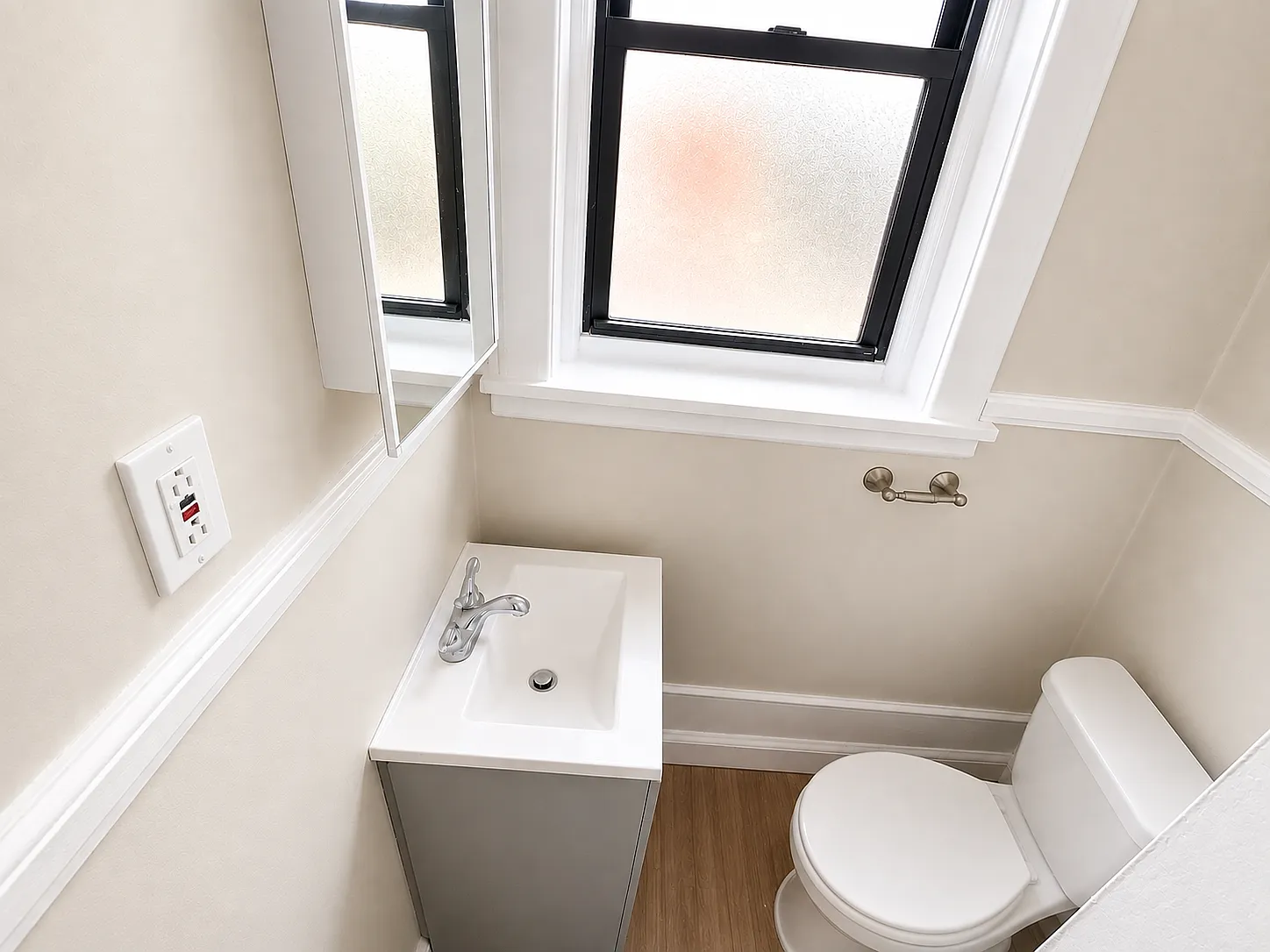 2 bed, 1000 sqft, $1,895 — Photo 2