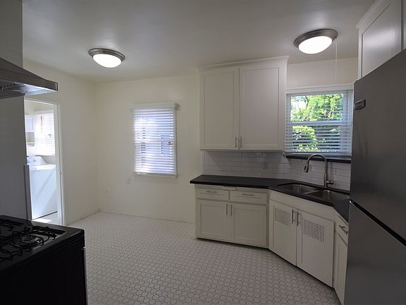 2nd image of 10839 Moorpark St #41