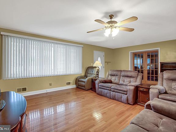 4th image of 225 W Hall St