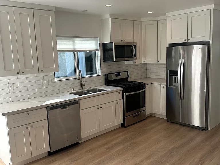 2924 S Bentley Ave — Photo 1