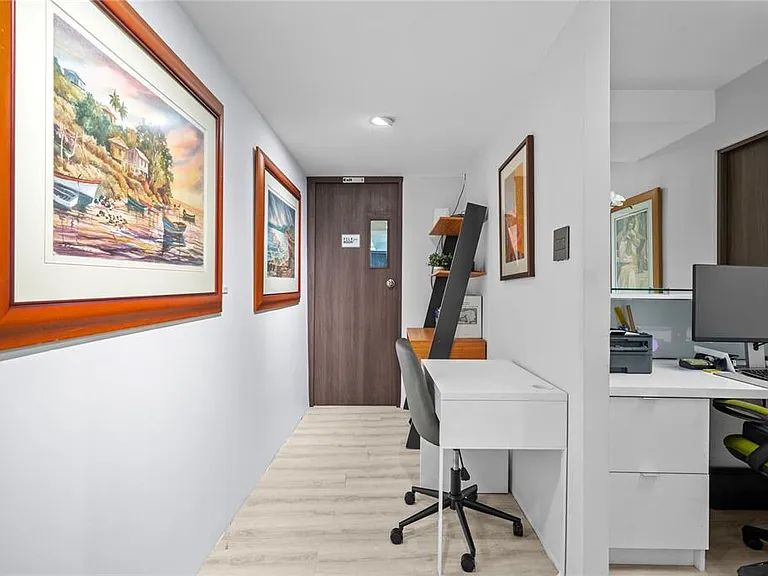 301 Gallardo Office #M — Photo 7