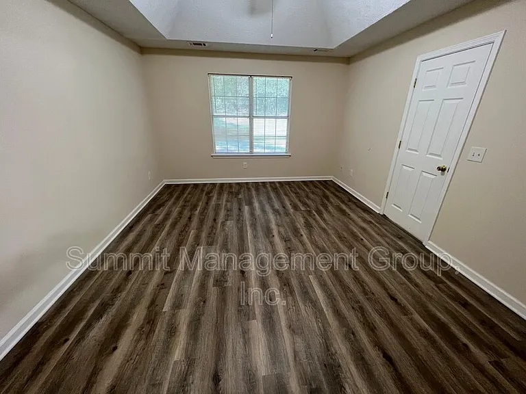555 Cowan Rd — Photo 13