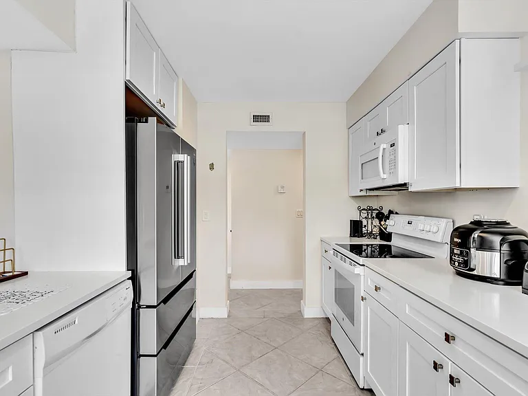 2455 Lindell Blvd #3401 — Photo 16