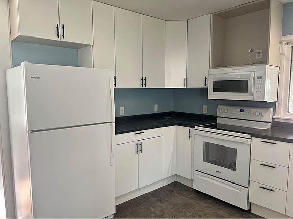 4th image of 905 E Lake St