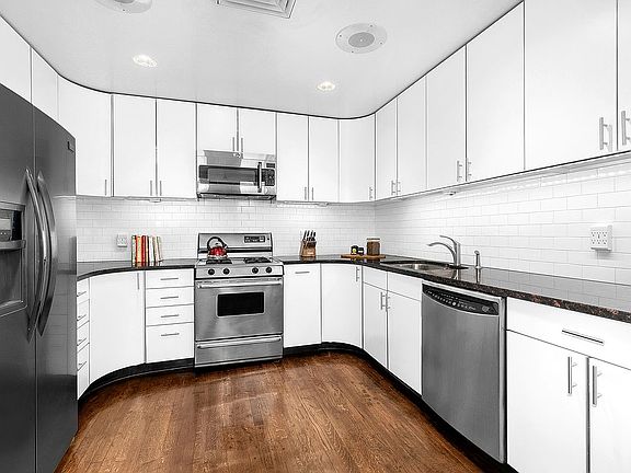 4th image of 227 10th Ave Unit Penthouse