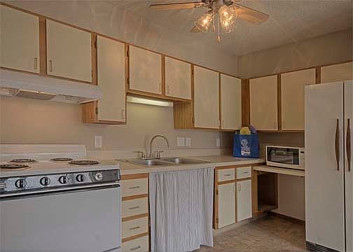 2nd image of 3230 S 68th Plz
