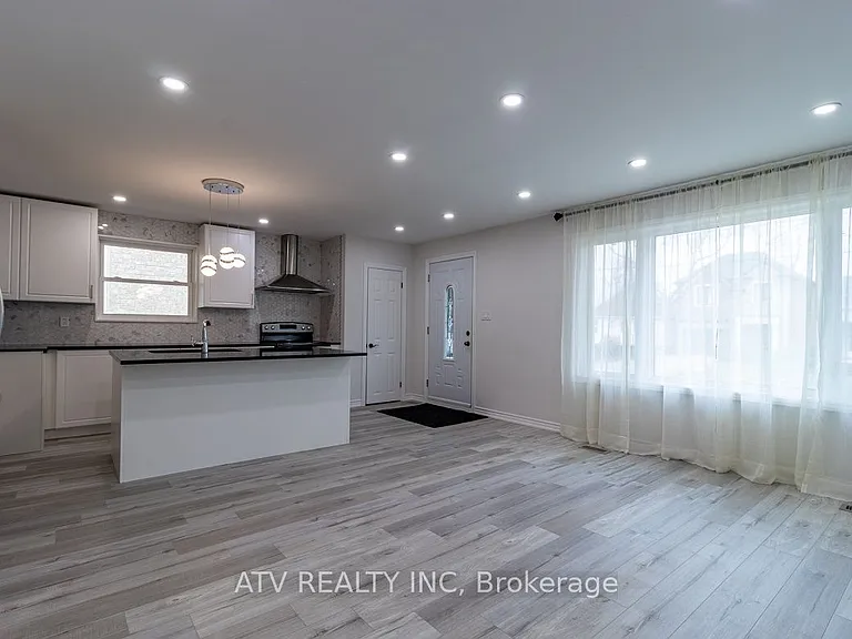 1064 Eastmount Ave E — Photo 3