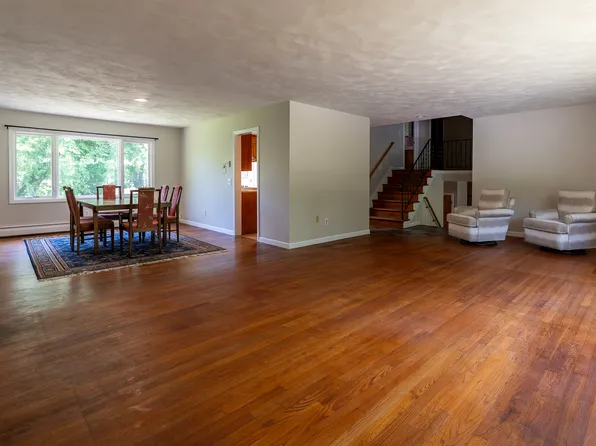 39 Brookside Dr, Charlestown, RI 02813