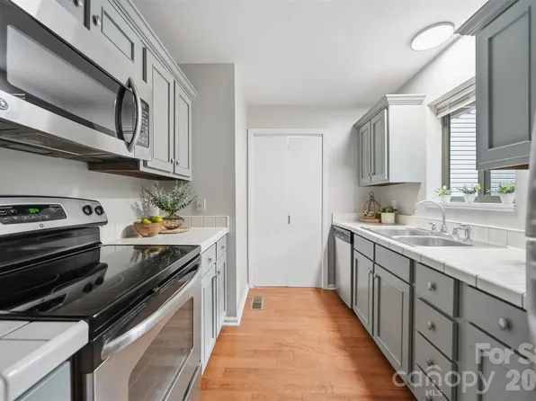 1420 11th Street Dr NW APT 23, Hickory, NC 28601