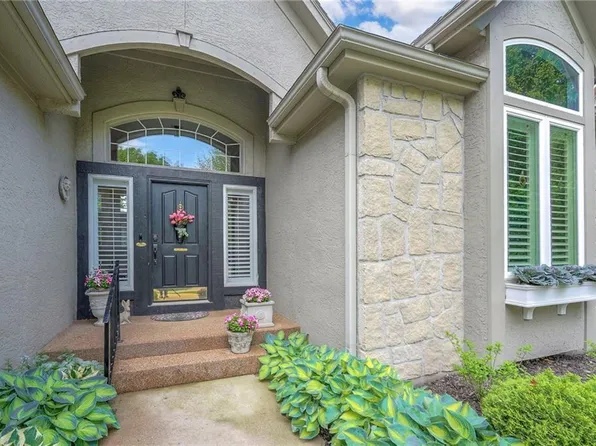 2945 W 143rd Ter, Leawood, KS 66224