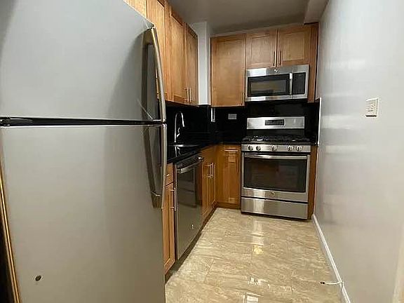 3rd image of 250 E 63rd St APT 301