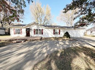 410 Park Ave, Buckner, MO 64016