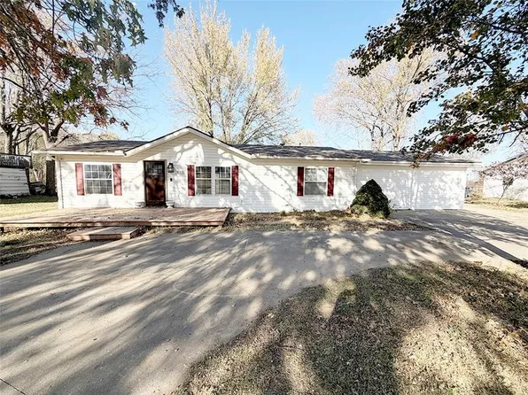 410 Park Ave, Buckner, MO 64016
