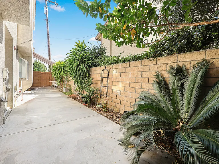 407 E Duarte Rd #C — Photo 30