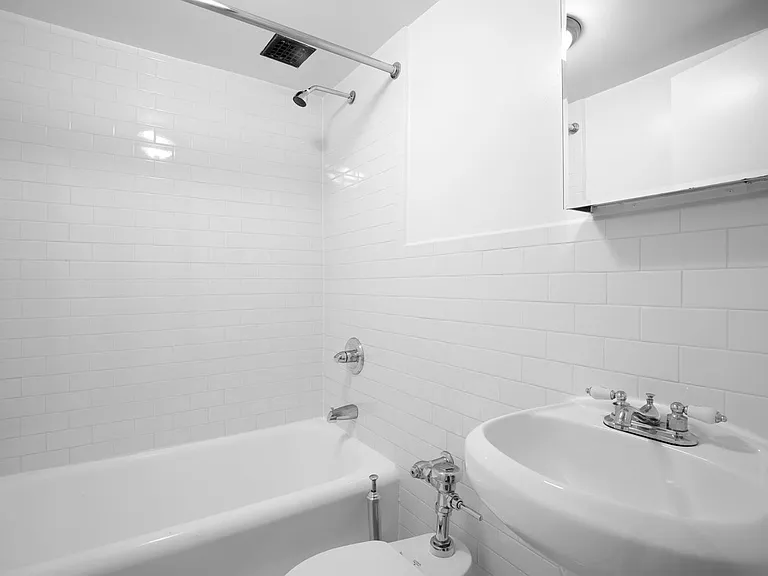208 W 23rd St #714 — Photo 4
