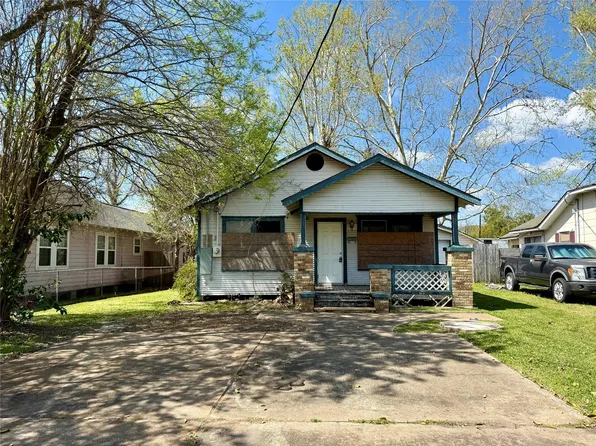 202 S Magnolia St, Highlands, TX 77562