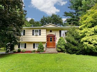 10 Cottage Ln, Suffern, NY 10901