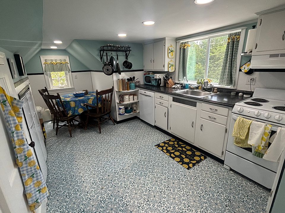 Kitchen and eating nook