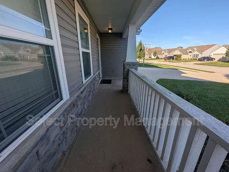4 bed, 2.5 bath, 2226 sqft, $2,349 — Photo 3